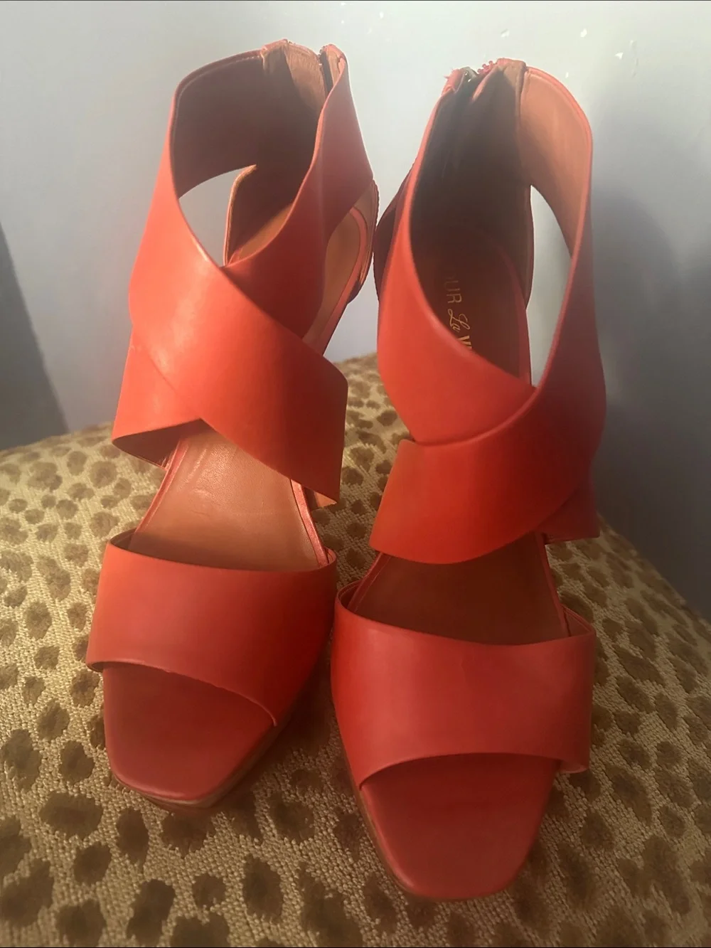 Pour La Victoire Tifara red-orange crisscross platform sandals New 9